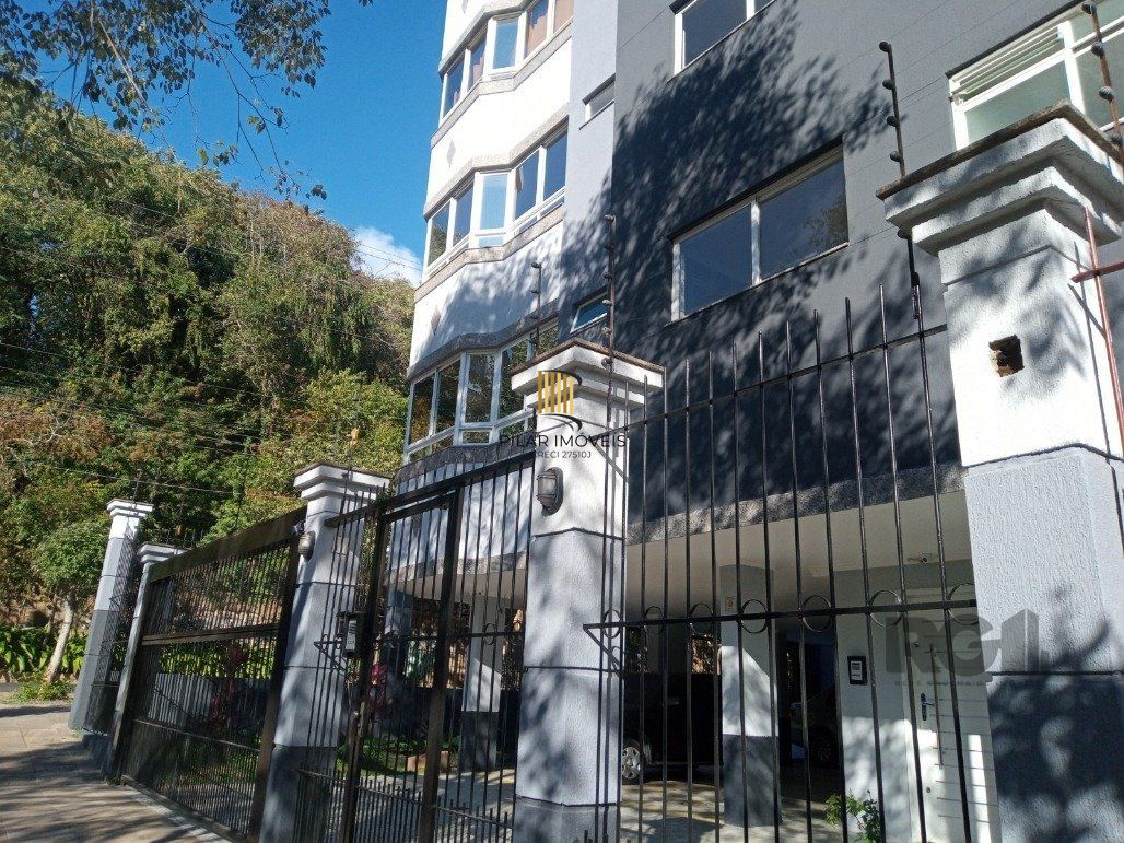 Vende prédio com 3 apartamentos, 9 dormitórios, 3 suíte, 3 salas amplas com churrasqueira, box 6 vaga coberta, 479 m² por R$ 1.200,000,00- São João - Porto Alegre/RS