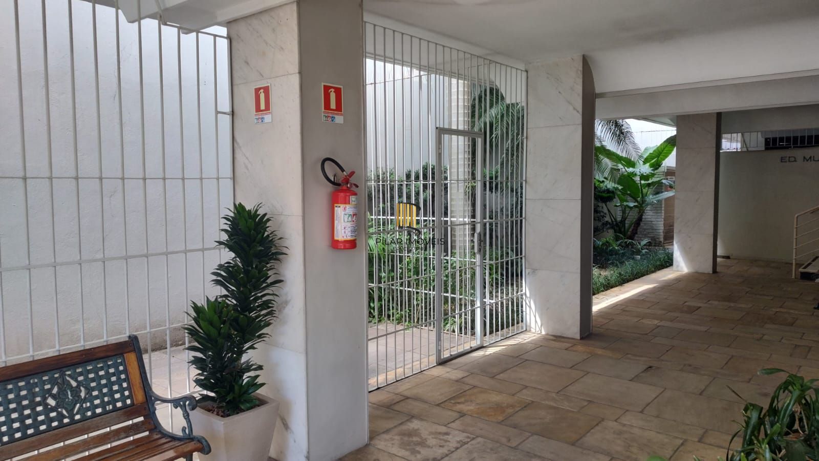 AP, 3 dormitórios, 1 suíte, 3 banheiros, box coberto, frente colégio Militar