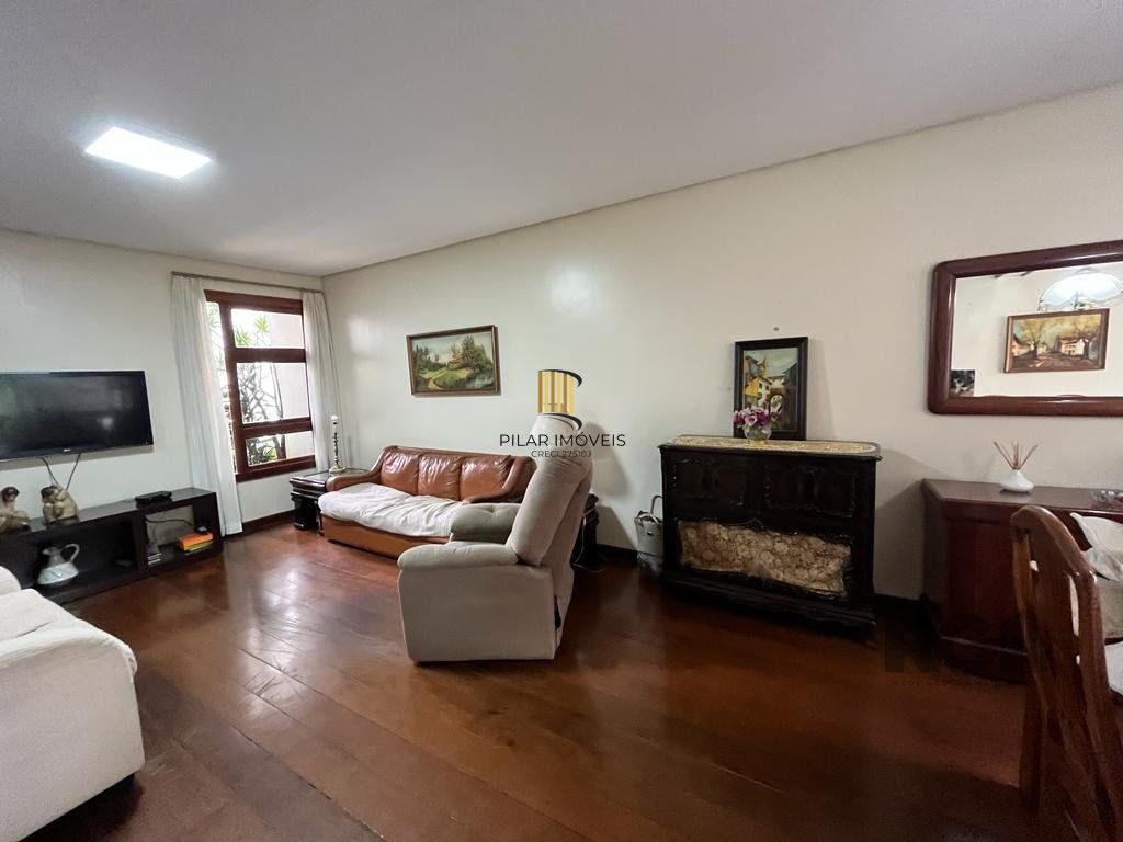Cobertura para Comprar  com três dormitórios e uma suíte, duas vagas no bairro Petrópolis.