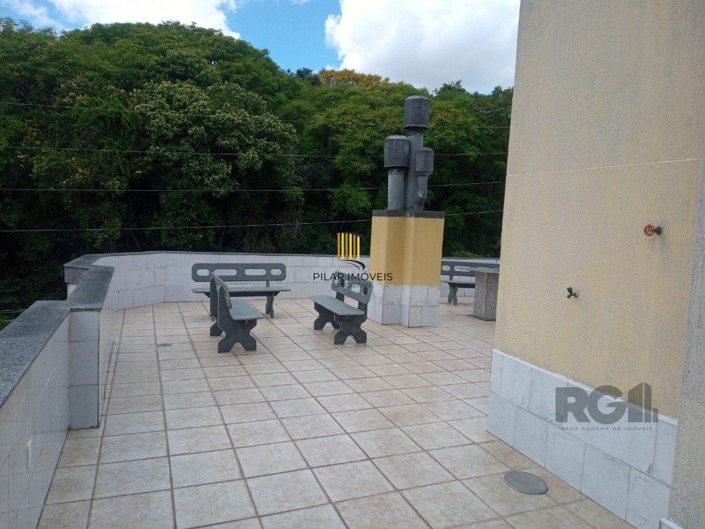 Vende prédio com 3 apartamentos, 9 dormitórios, 3 suíte, 3 salas amplas com churrasqueira, box 6 vaga coberta, 479 m² por R$ 1.200,000,00- São João - Porto Alegre/RS