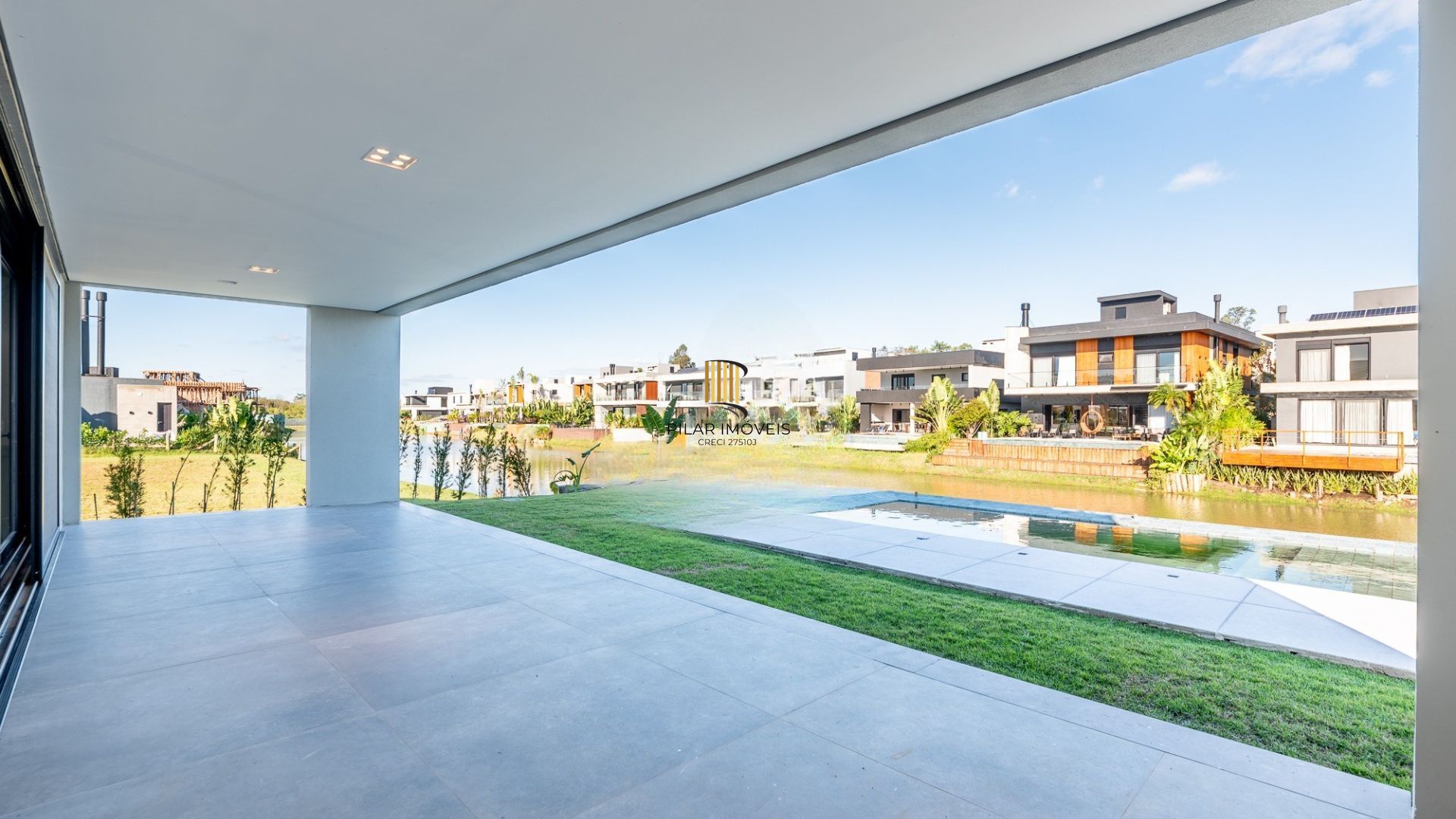 Linda casa para comprar com 4 suites em condomínio TOP