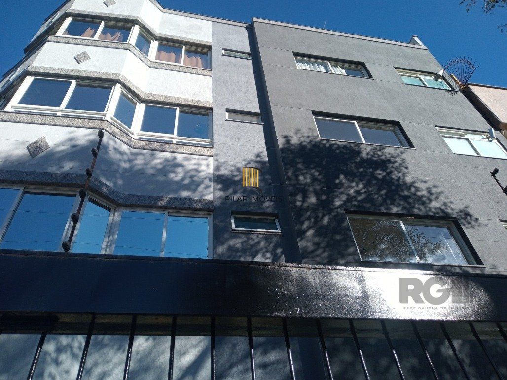 Vende prédio com 3 apartamentos, 9 dormitórios, 3 suíte, 3 salas amplas com churrasqueira, box 6 vaga coberta, 479 m² por R$ 1.200,000,00- São João - Porto Alegre/RS