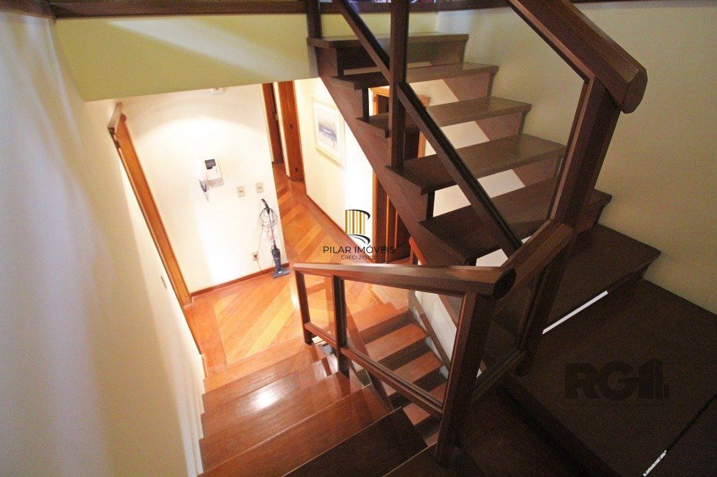 Casa para Comprar com 4 dormitórios, uma suíte e 4 vagas no Bairro Chácara das Pedras.