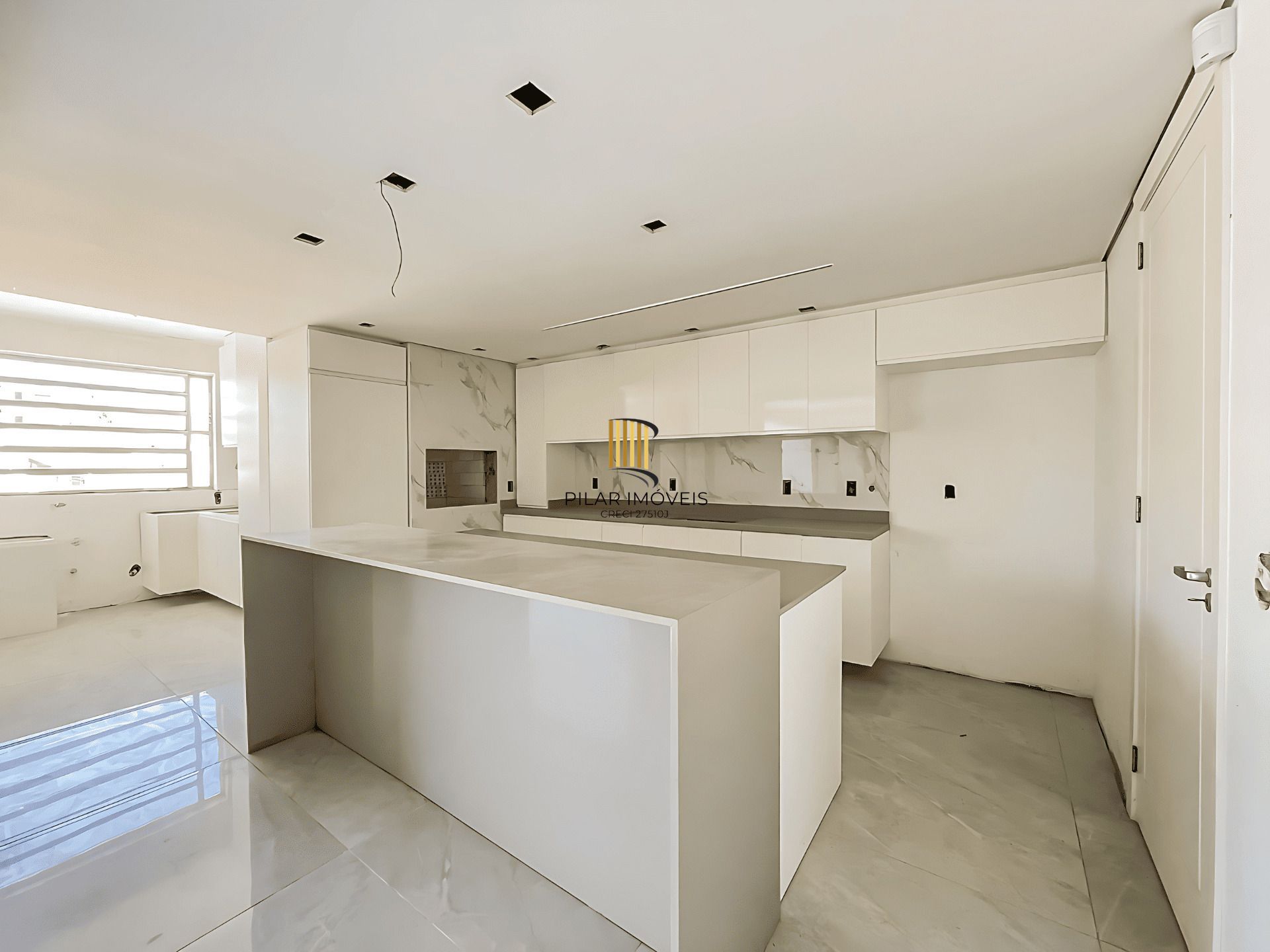 Casa Reformada com Piscina, 370m², 2 Suítes com Closet no Três Figueiras – POA