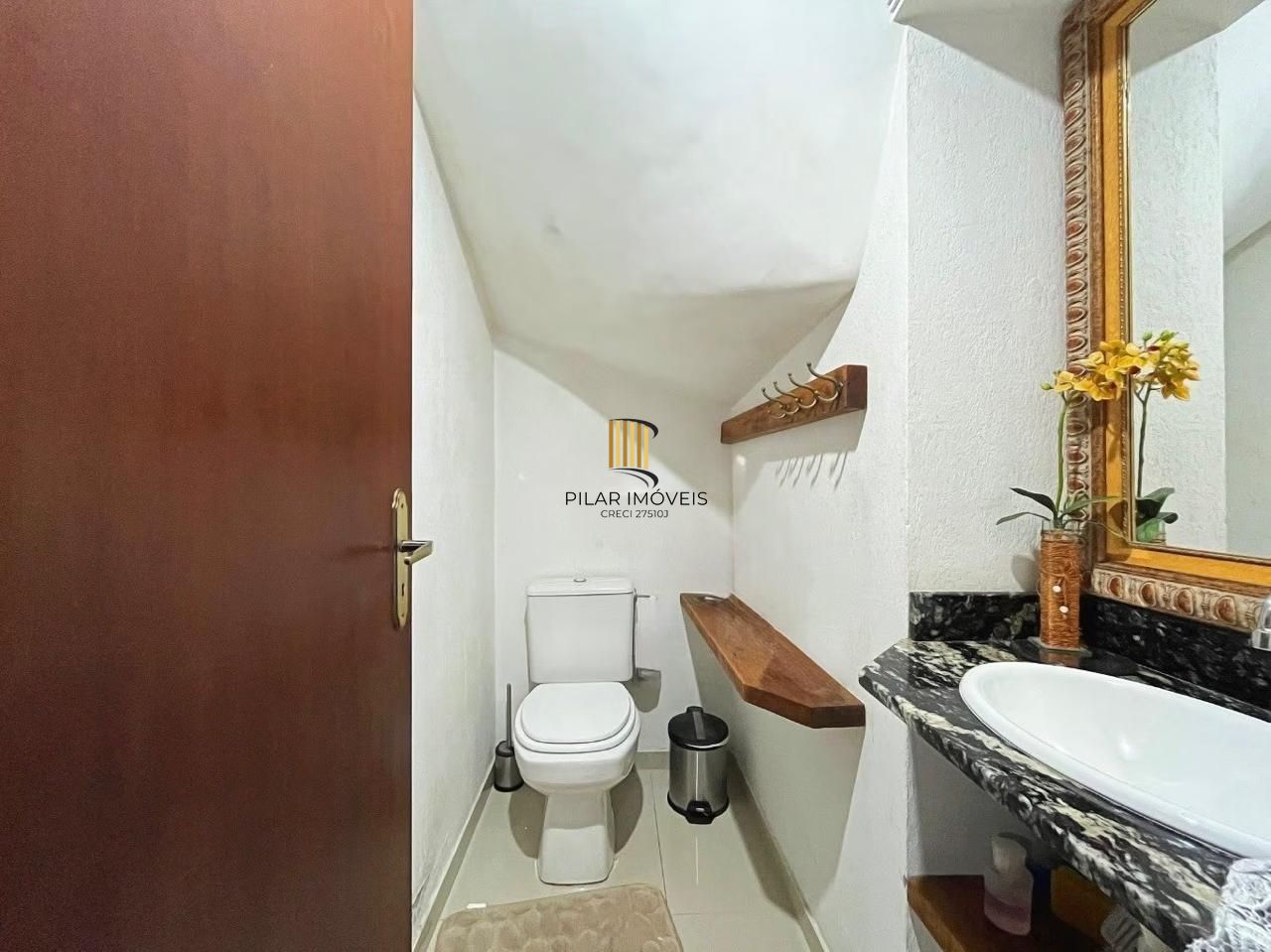 Excelente casa a venda com 3 dormitórios no bairro Tristeza em Porto Alegre.