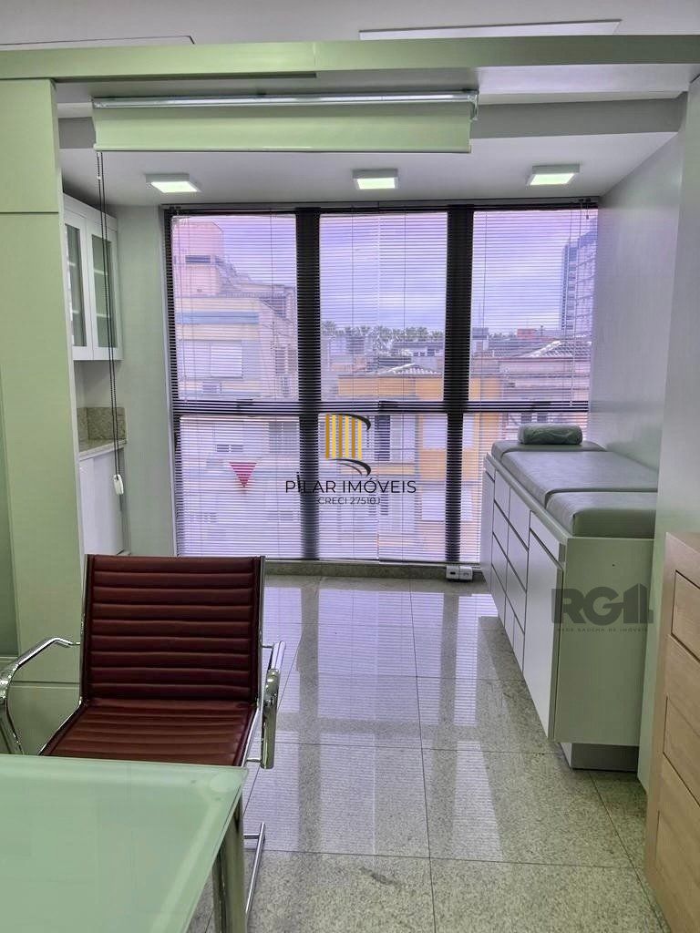 Conjunto comercial para comprar  totalmente mobiliado e desocupado, localizado na prestigiada Rua Felipe Camarão, em frente à Redenção.