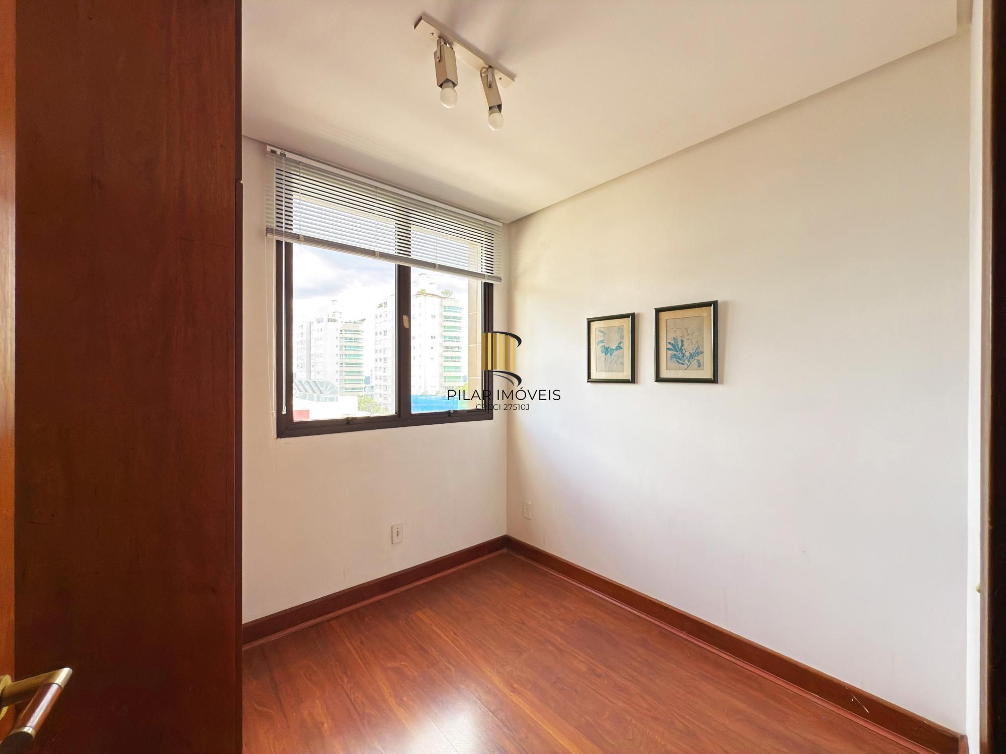 Apartamento com Lareira | Churrasqueira | 3 Suítes | Bairro Petrópolis