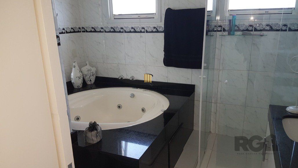 Casa para Comprar  no Condado de Capão com 5 suítes.