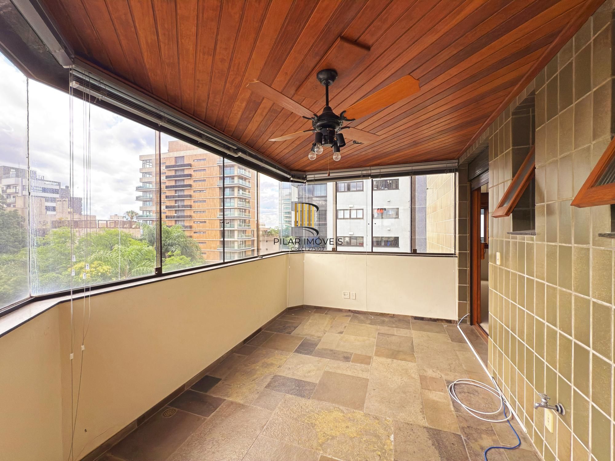 Apartamento com Lareira | Churrasqueira | 3 Suítes | Bairro Petrópolis