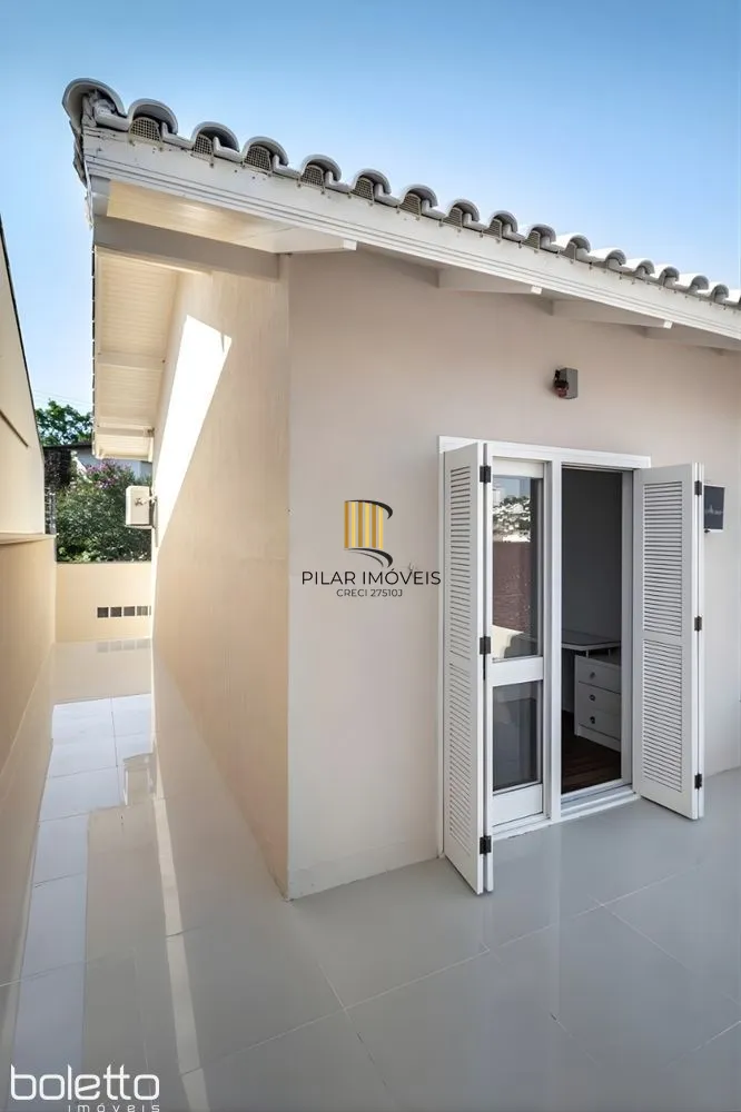 Casa Reformada com Piscina, 370m², 2 Suítes com Closet no Três Figueiras – POA