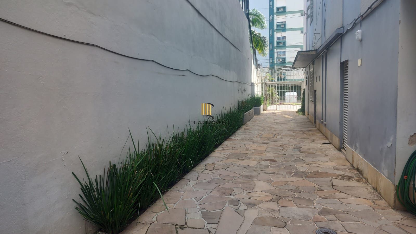 AP, 3 dormitórios, 1 suíte, 3 banheiros, box coberto, frente colégio Militar