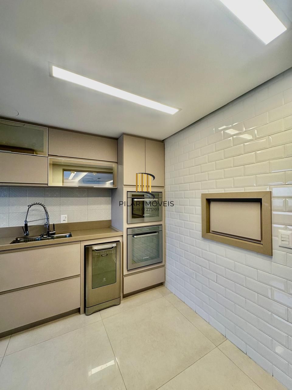 Apartamento com 102m² mobiliado - bairro Passo da Areia - POA/RS