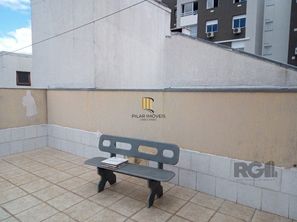 Vende prédio com 3 apartamentos, 9 dormitórios, 3 suíte, 3 salas amplas com churrasqueira, box 6 vaga coberta, 479 m² por R$ 1.200,000,00- São João - Porto Alegre/RS