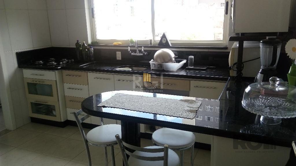 Vende prédio com 3 apartamentos, 9 dormitórios, 3 suíte, 3 salas amplas com churrasqueira, box 6 vaga coberta, 479 m² por R$ 1.200,000,00- São João - Porto Alegre/RS