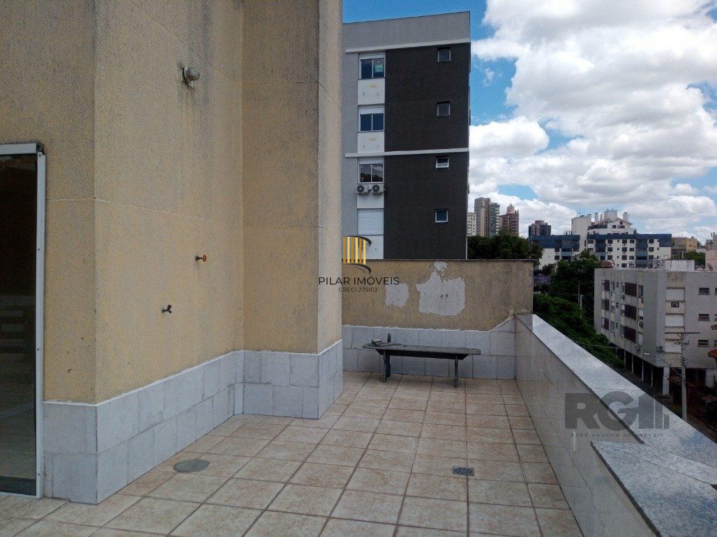 Vende prédio com 3 apartamentos, 9 dormitórios, 3 suíte, 3 salas amplas com churrasqueira, box 6 vaga coberta, 479 m² por R$ 1.200,000,00- São João - Porto Alegre/RS