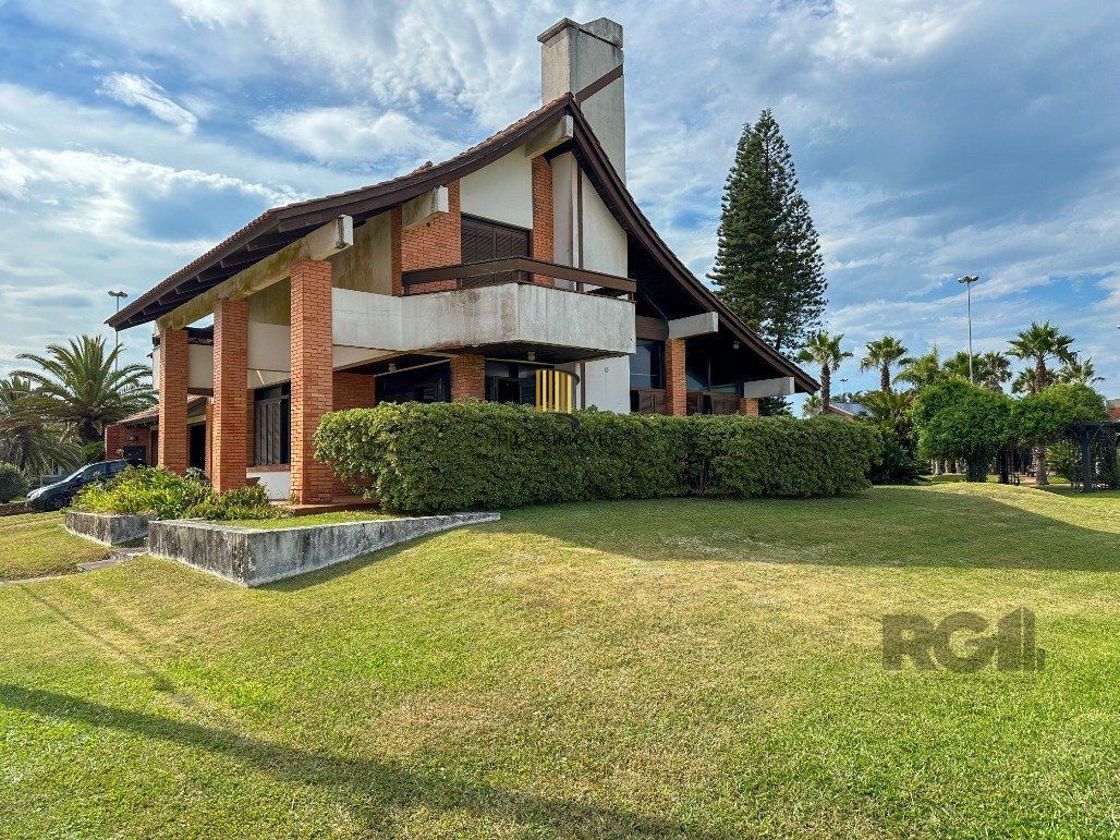 Icônica Casa para comprar  a poucos metros do mar em Atlântida