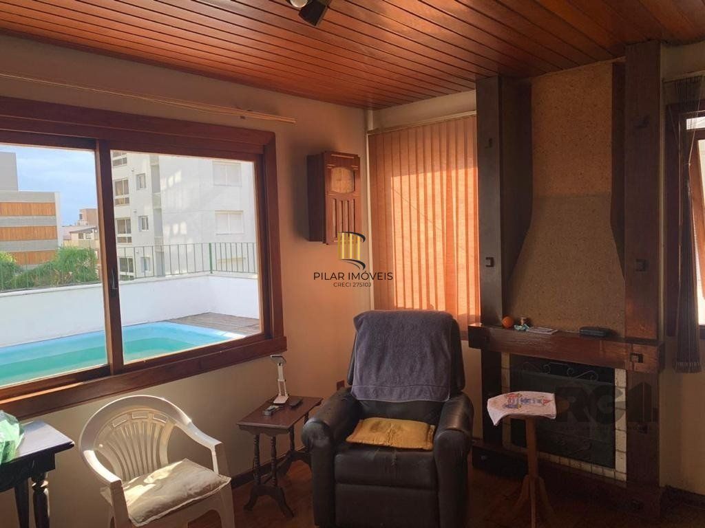 Cobertura para Comprar  com três dormitórios e uma suíte, duas vagas no bairro Petrópolis.