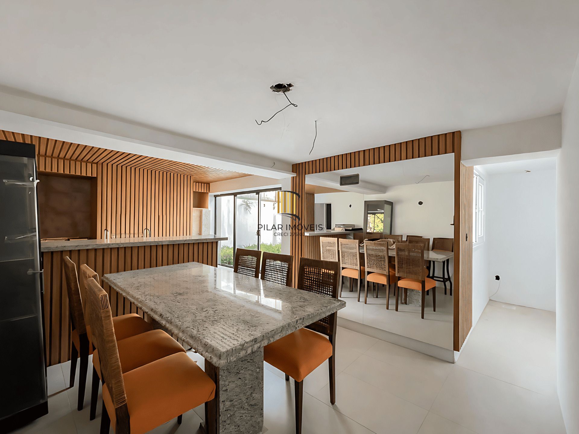 Casa Reformada com Piscina, 370m², 2 Suítes com Closet no Três Figueiras – POA