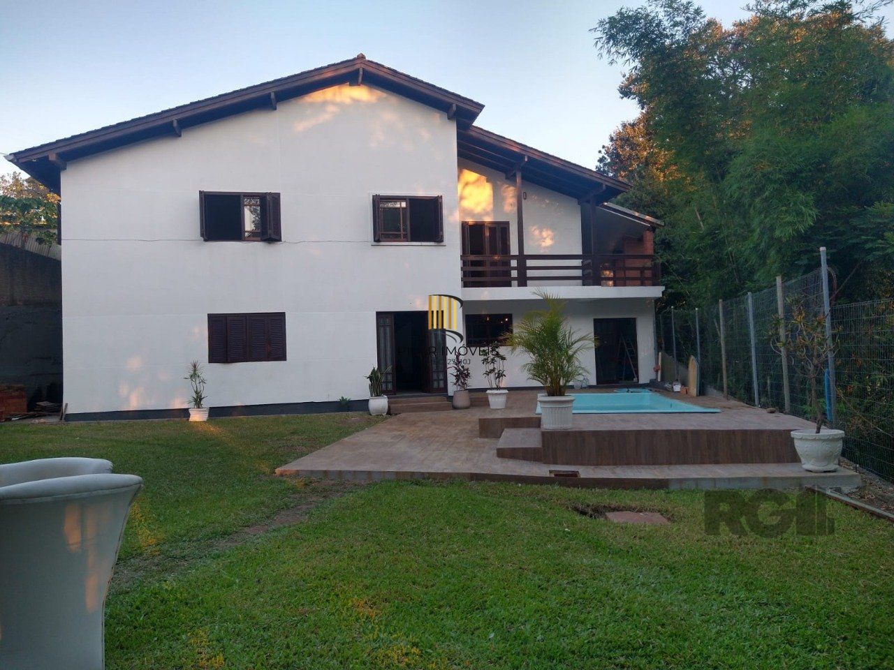 Casa Para Venda Com Amplo Pátio e Piscina