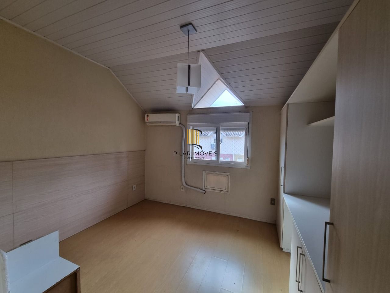 Casa 3 Dormitórios / Suíte / Vaga Coberta / Bairro Camaquã