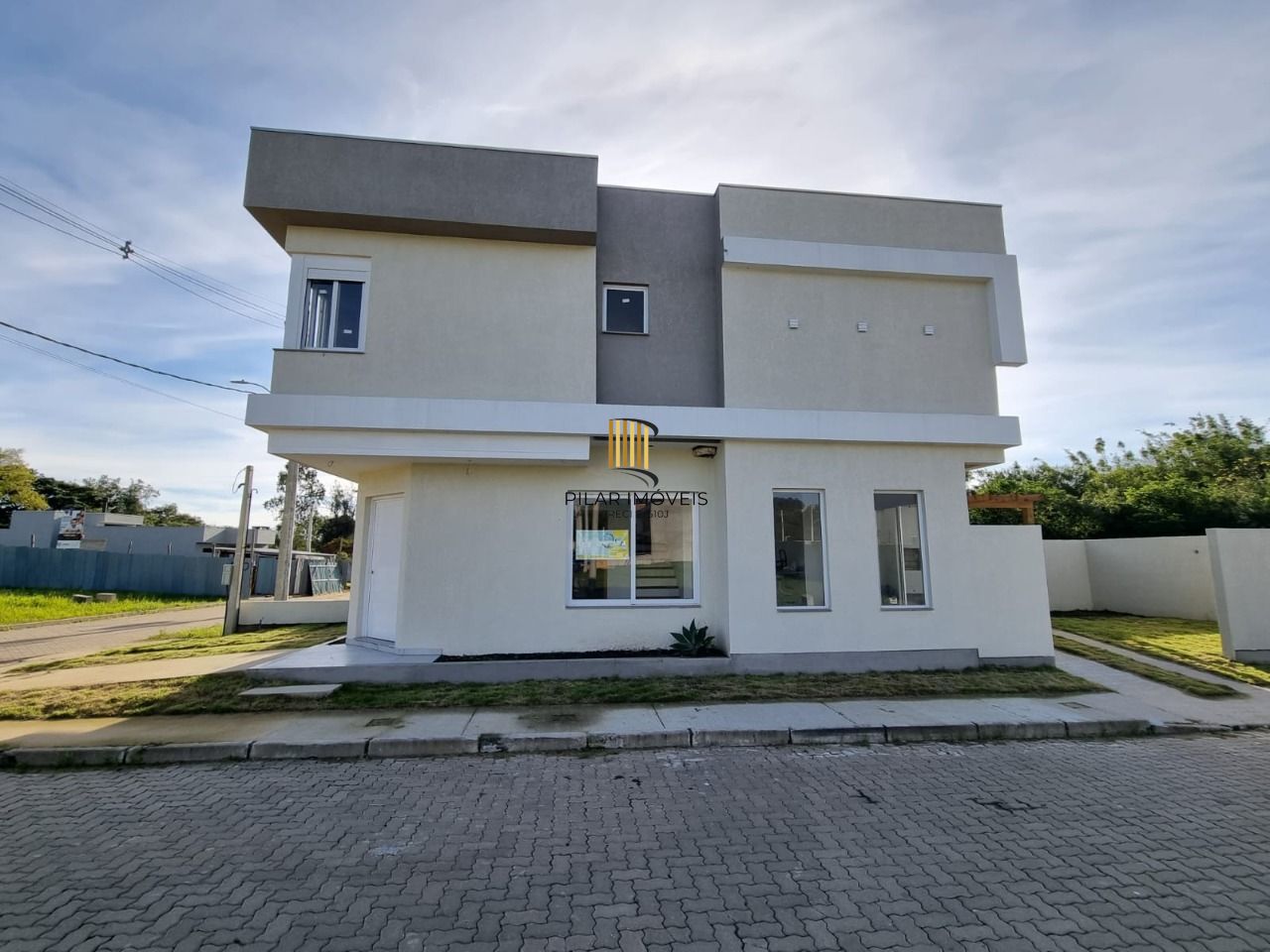 Casa Para Venda 03 Dormitórios / Suíte / Pátio com Churrasqueira / Condomínio Ilha Verde