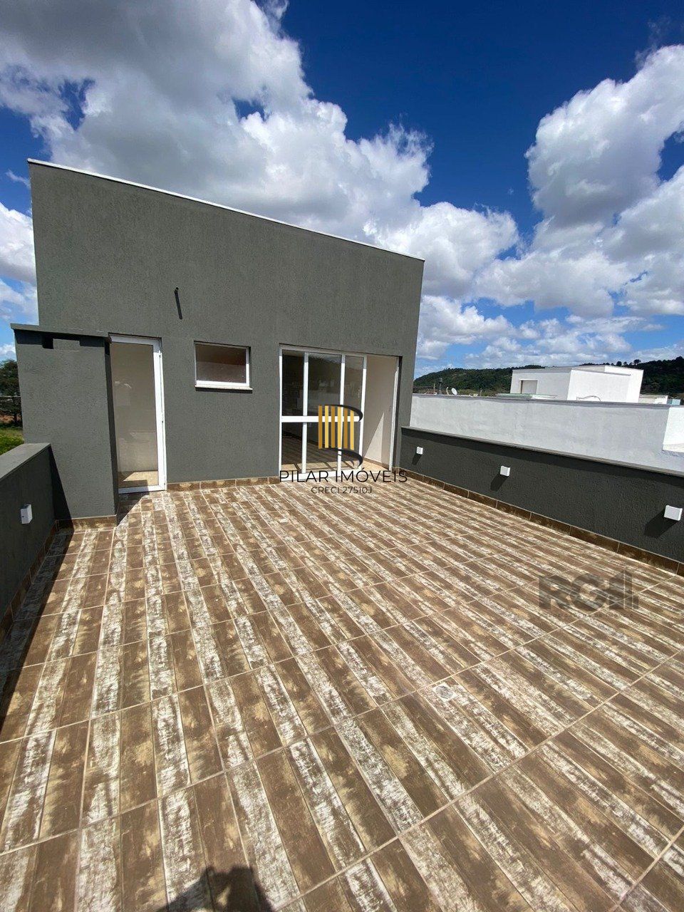 Casa com 03 Dormitórios / Amplo Terraço e Pátio