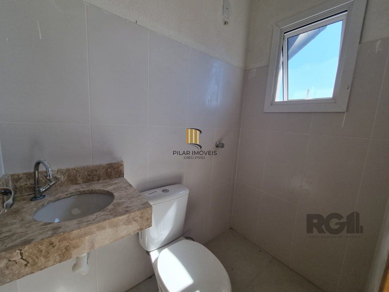 Casa 3 dormitórios no bairro Guarujá