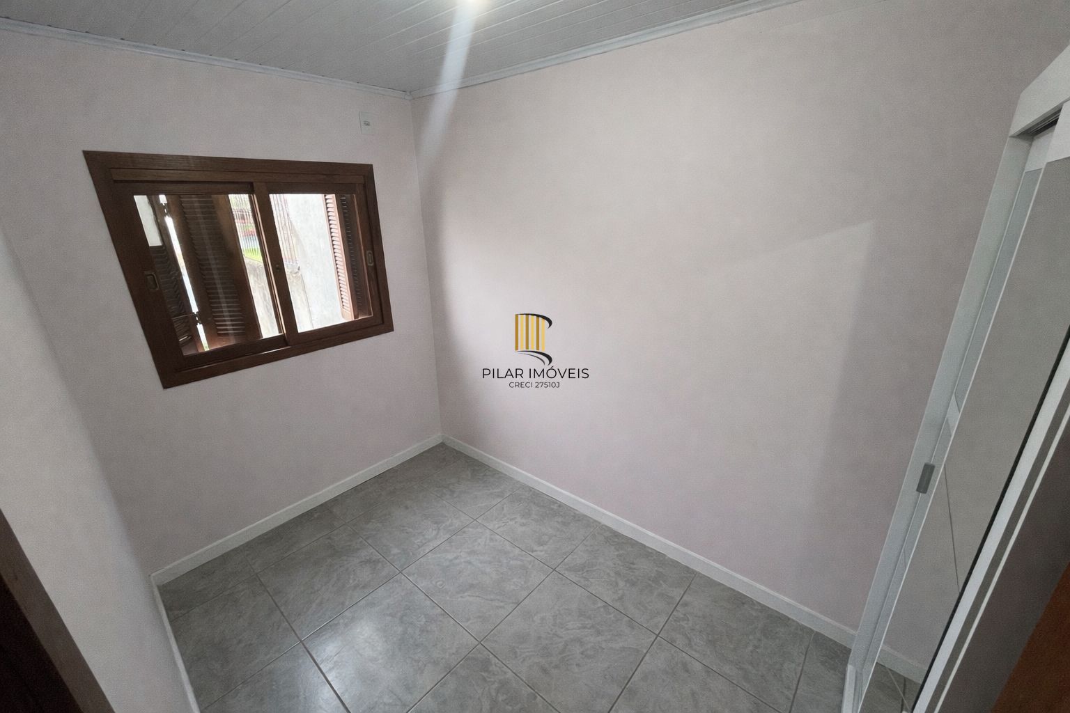 Casa com pátio grande semi-mobiliada no Bairro Camaquã.