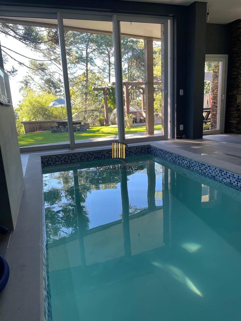 CASA COM PISCINA INDOOR NO CONDOMÍNIO VIVENDAS DA SERRA – CANELA/RS