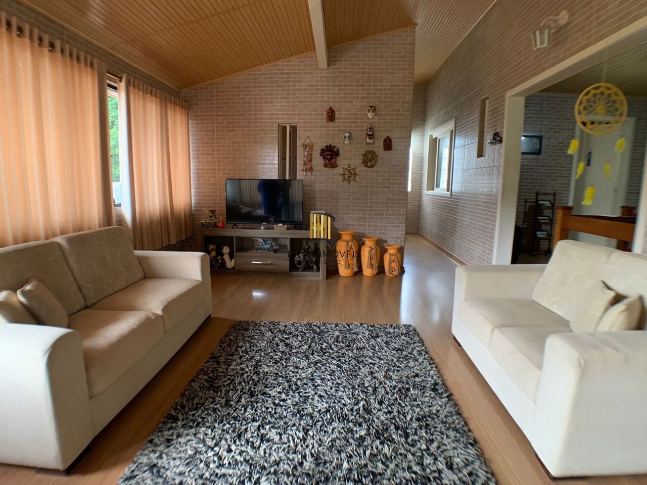 Casa para Venda - 318m², 3 dormitórios, Piscina, Bairro Guarujá