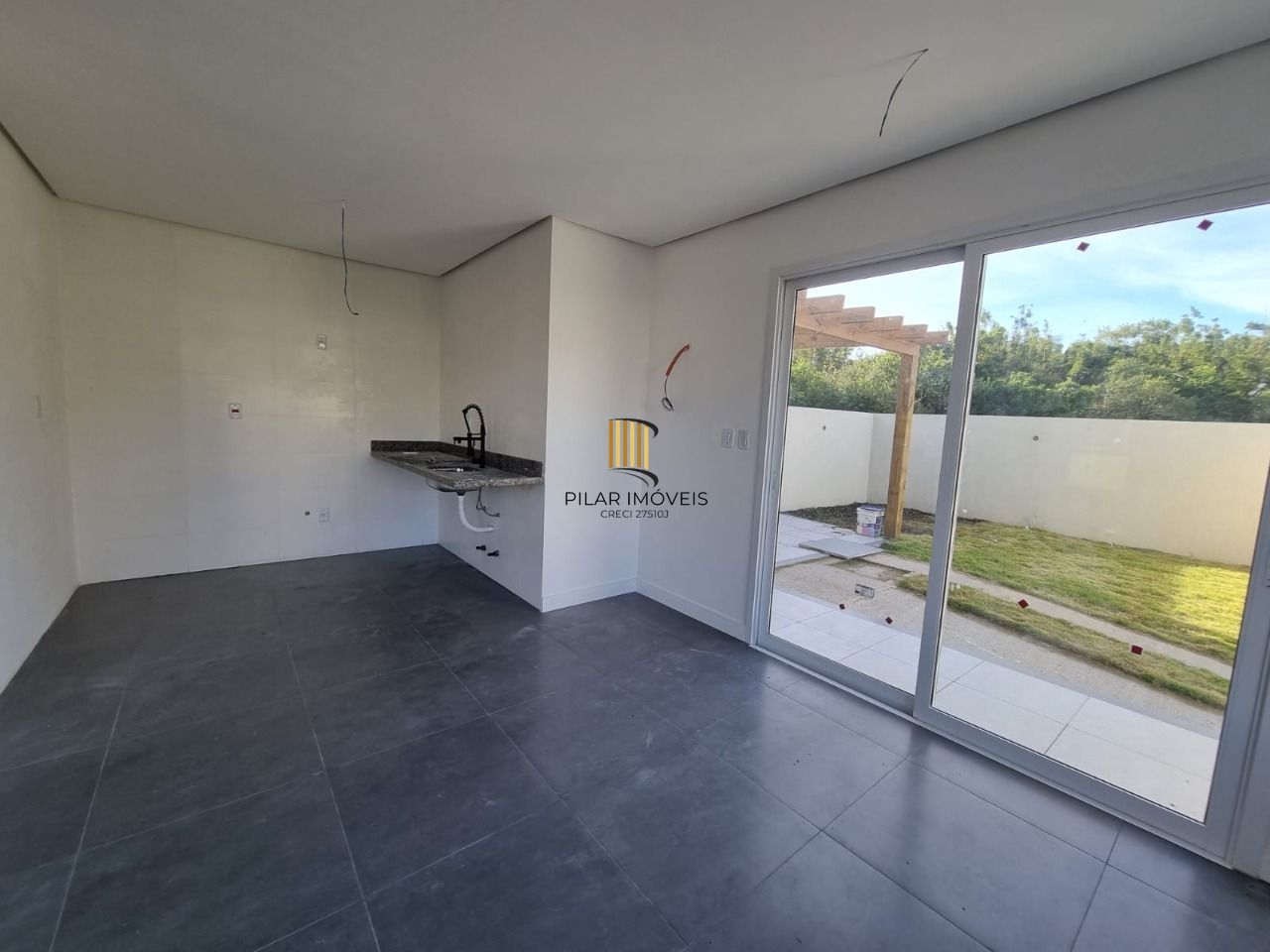 Casa Para Venda 03 Dormitórios / Suíte / Pátio com Churrasqueira / Condomínio Ilha Verde