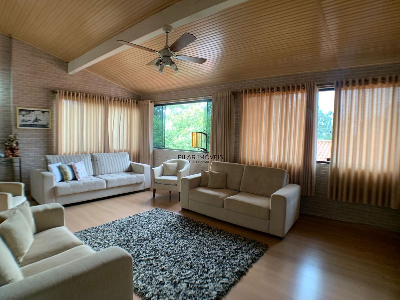 Casa para Venda - 318m², 3 dormitórios, Piscina, Bairro Guarujá