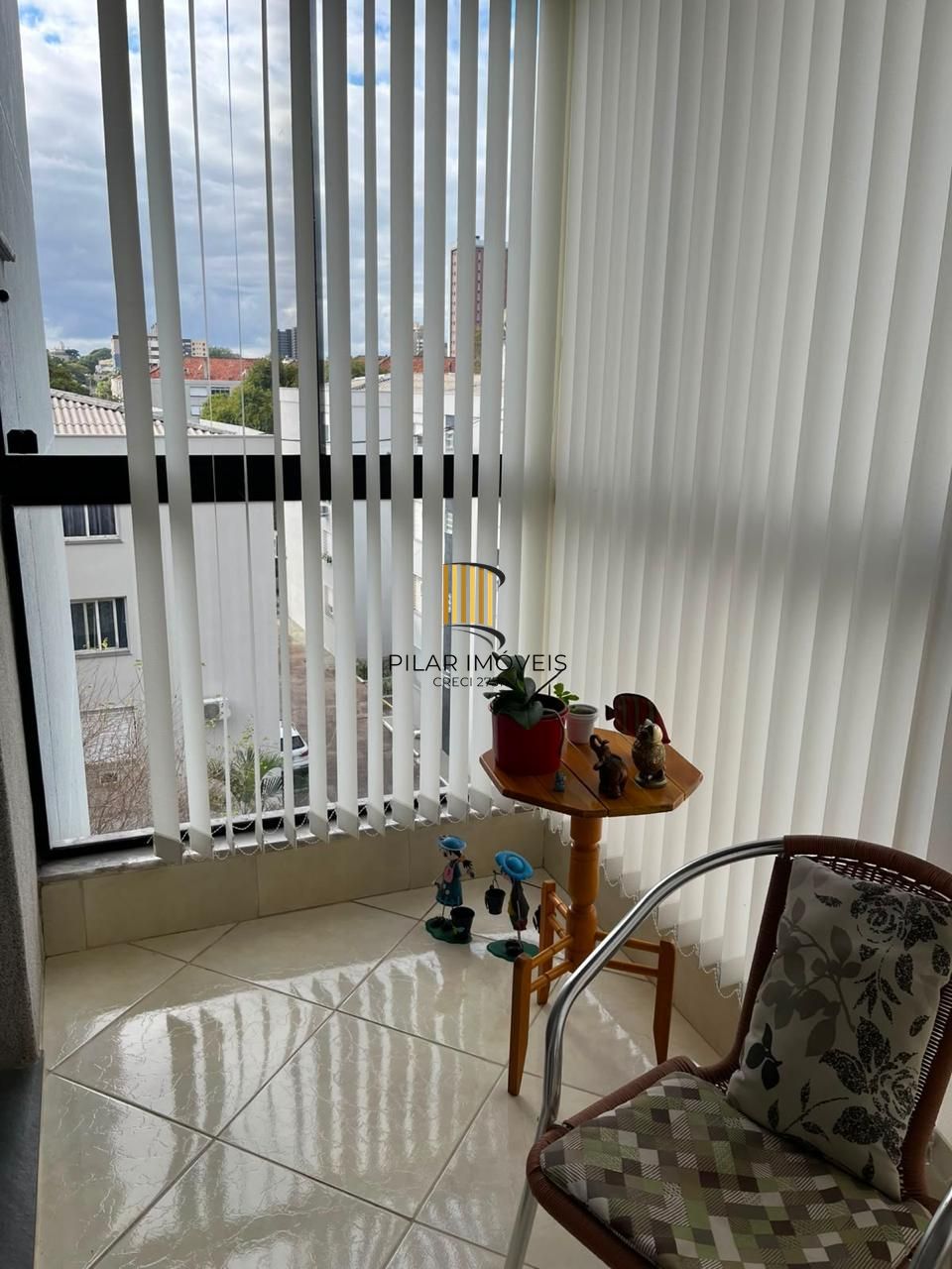 apartamento de 2 dormitórios a venda na rua Roque Calage