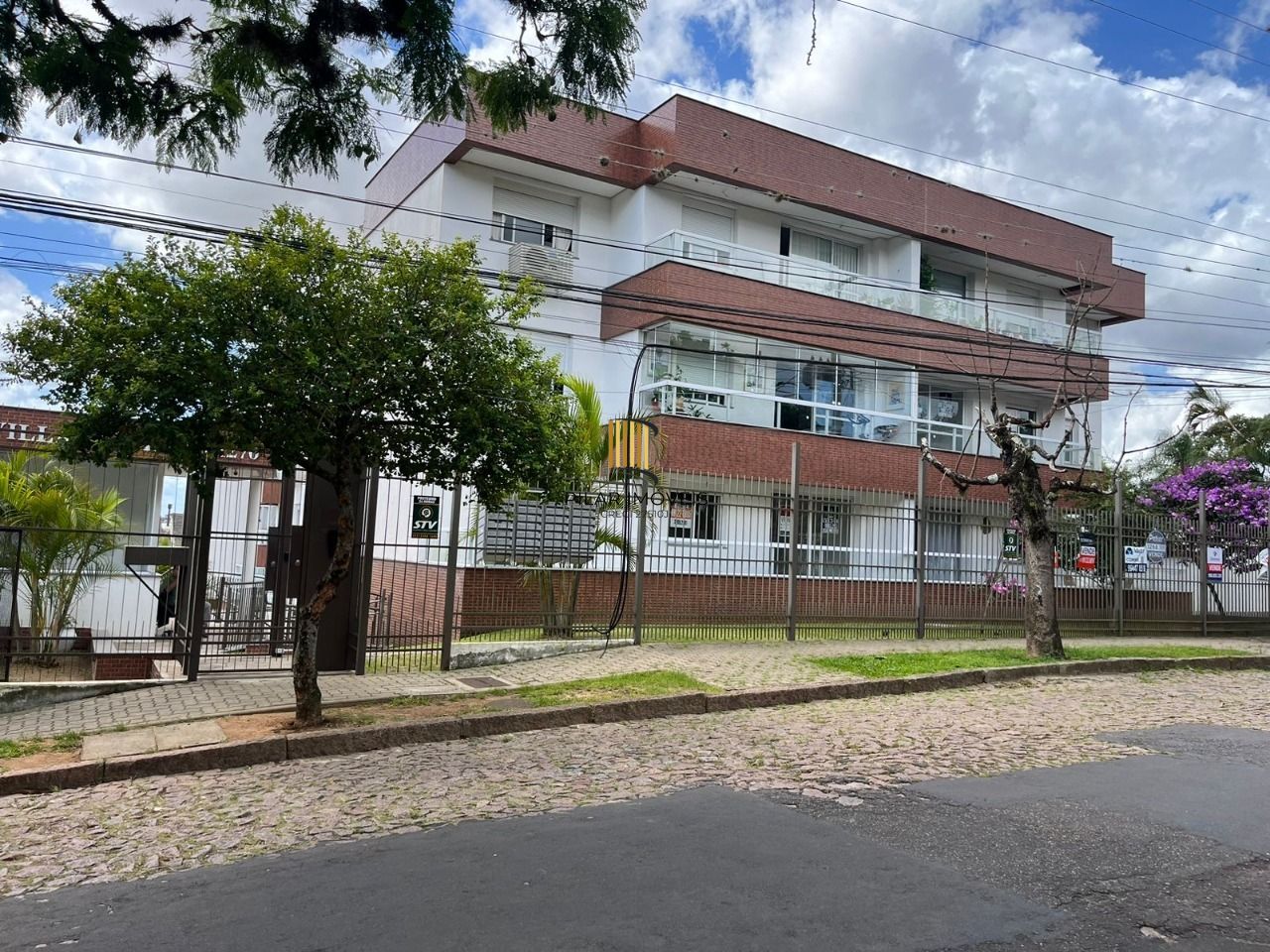 Apartamento 02 Dormitórios Com Sacada Bairro Tristeza