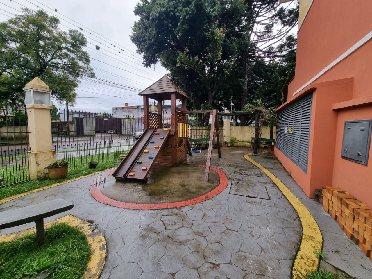 Casa 3 Dormitórios / Suíte / Vaga Coberta / Bairro Camaquã
