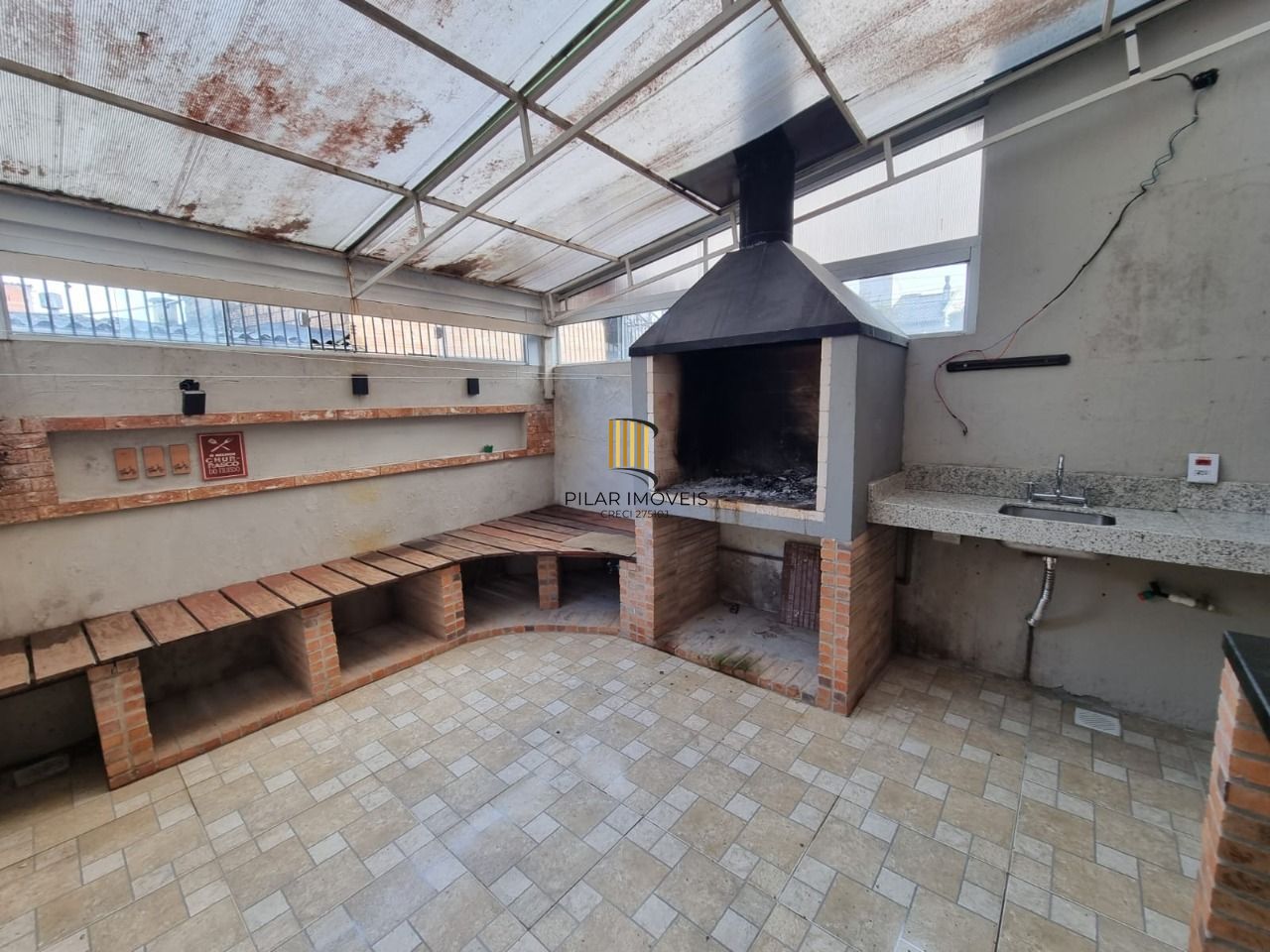 Casa 3 Dormitórios / Suíte / Vaga Coberta / Bairro Camaquã