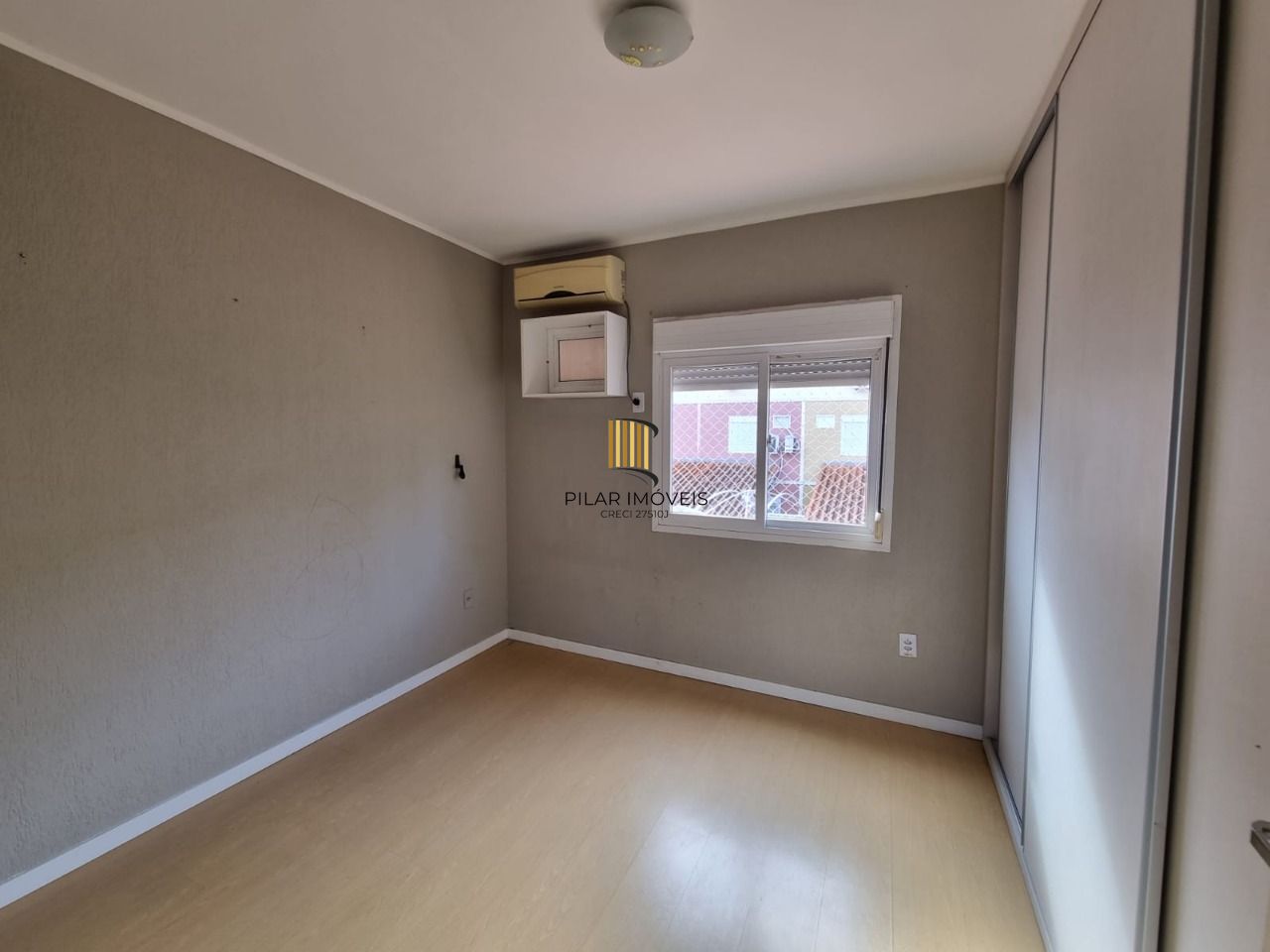Casa 3 Dormitórios / Suíte / Vaga Coberta / Bairro Camaquã