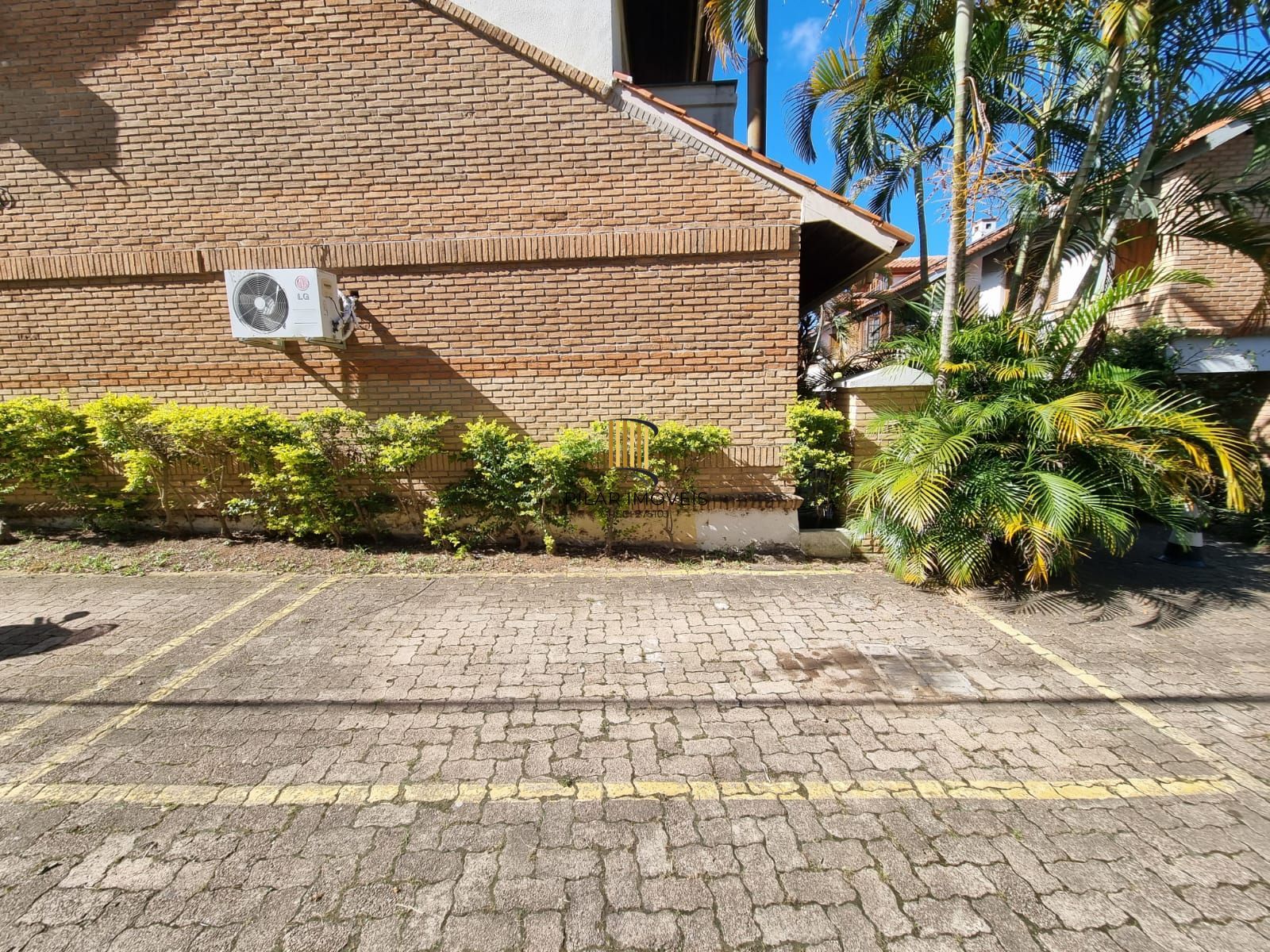 Casa de 3 Dormitórios em Condomínio Fechado Infra Completa