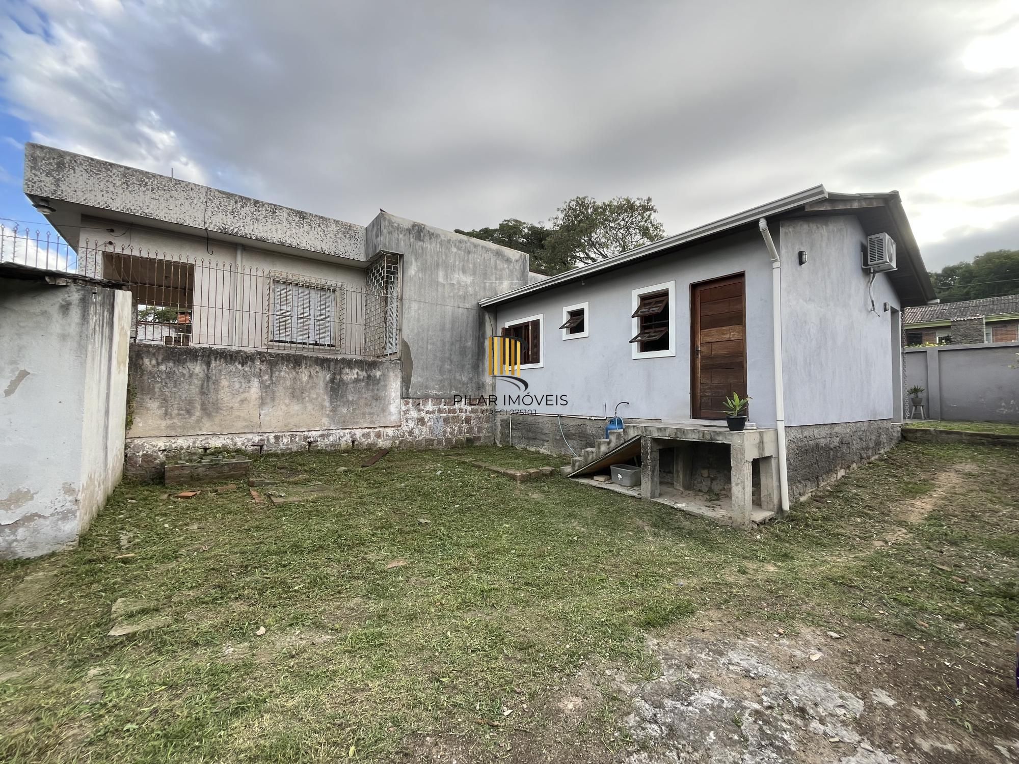 Casa com pátio grande semi-mobiliada no Bairro Camaquã.