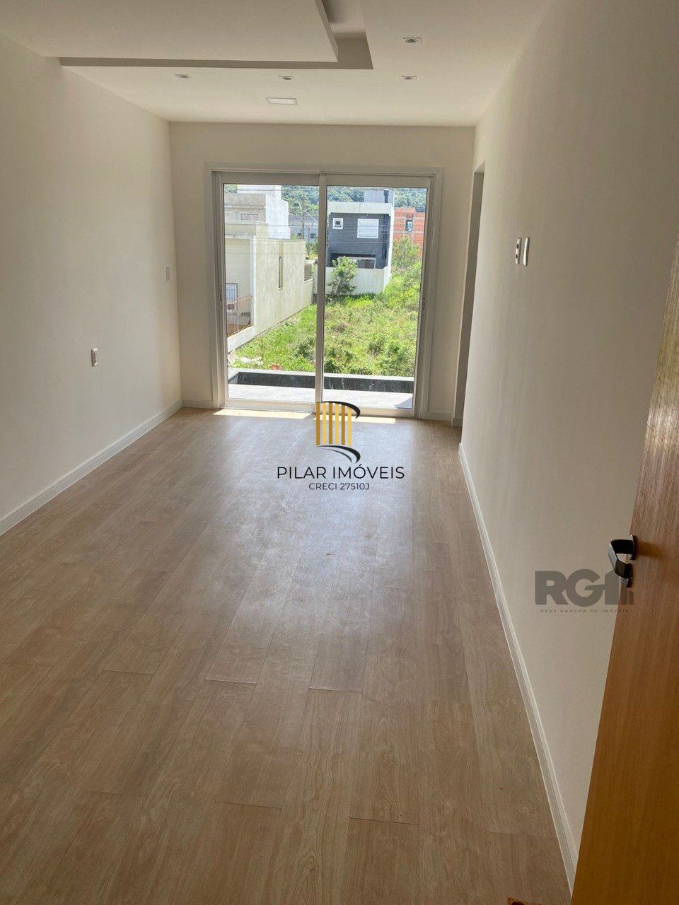 Casa com 03 Dormitórios / Amplo Terraço e Pátio
