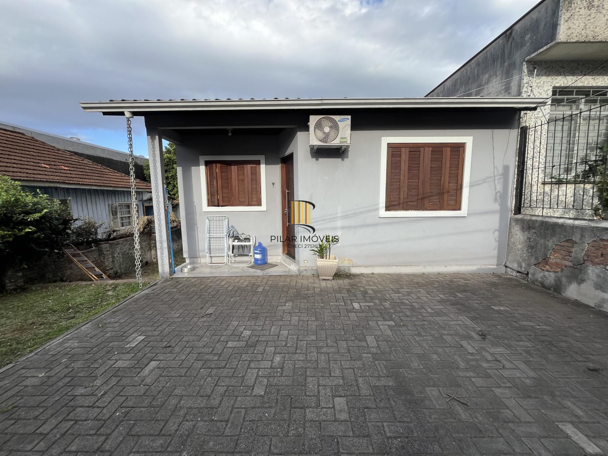 Casa com pátio grande semi-mobiliada no Bairro Camaquã.