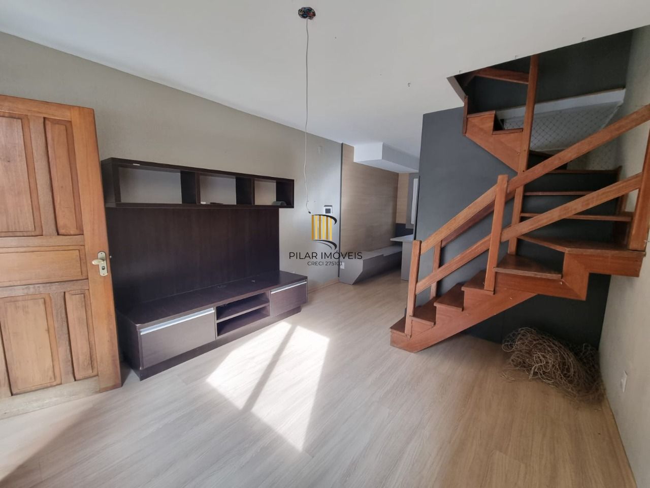 Casa 3 Dormitórios / Suíte / Vaga Coberta / Bairro Camaquã