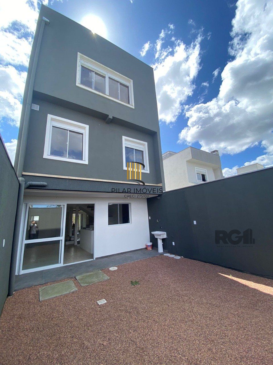 Casa com 03 Dormitórios / Amplo Terraço e Pátio