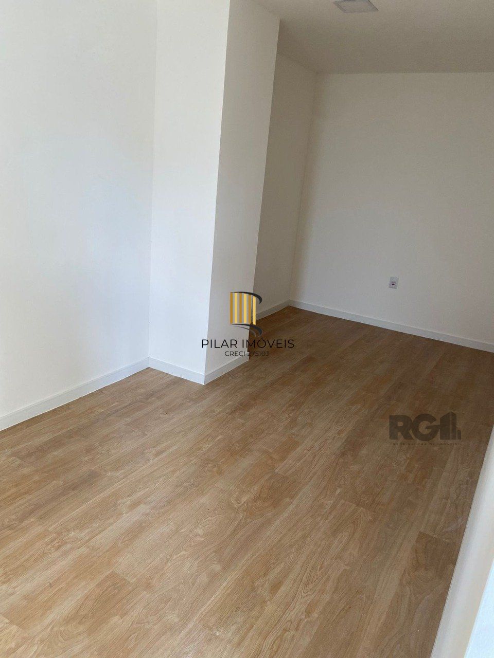 Casa com 03 Dormitórios / Amplo Terraço e Pátio