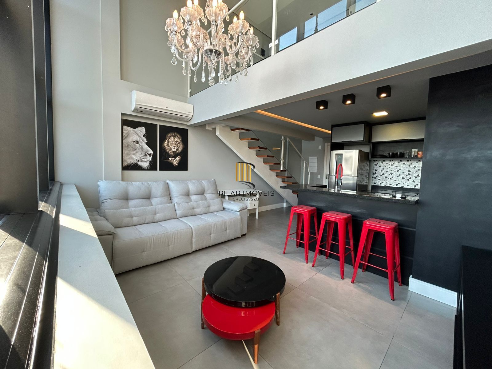 Apartamento duplex a venda, mobiliado e decorado, planta de 57 m2 com 1 dormitório, 2 vagas e 1 depósito.