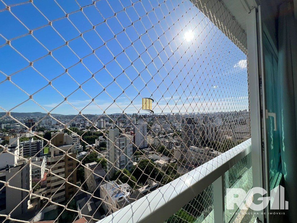Espetacular apartamento para ALUGAR mobiliado com eletrodomésticos, 3 dormitórios, 2 vagas cobertas, infra completa no coração do Bairro Petrópolis.