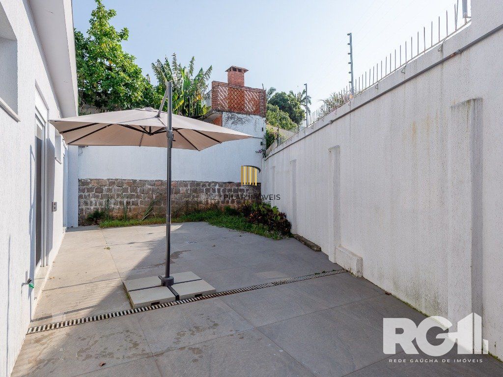 Espetacular casa nova à venda no bairro Três Figueiras!  3 suítes, 3 vagas, Generoso espaço gourmet com vista para a varanda, bem ensolarado.