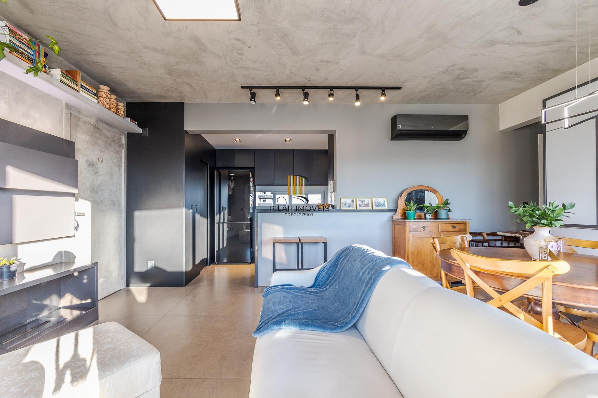 Próximo a Praça da Encol vende-se apartamento mobiliado sendo  2 dormitórios (1 suíte) e 2 vagas no Petrópolis andar alto com vista definida
