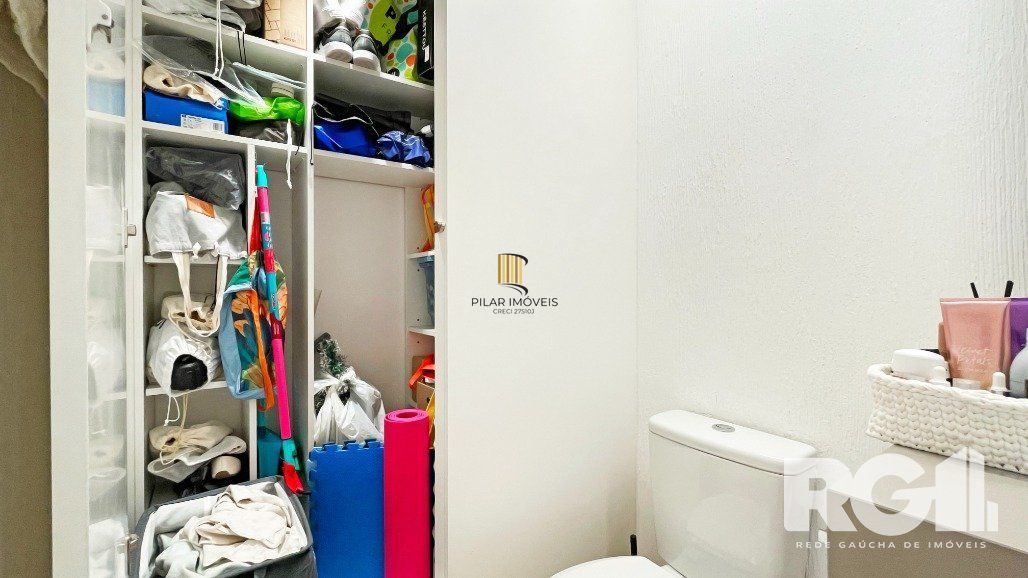 Apartamento de 72 m2 para alugar com 1 suíte, banheiro social com depósito e 2 vagas, finamente mobiliado e decorado.
