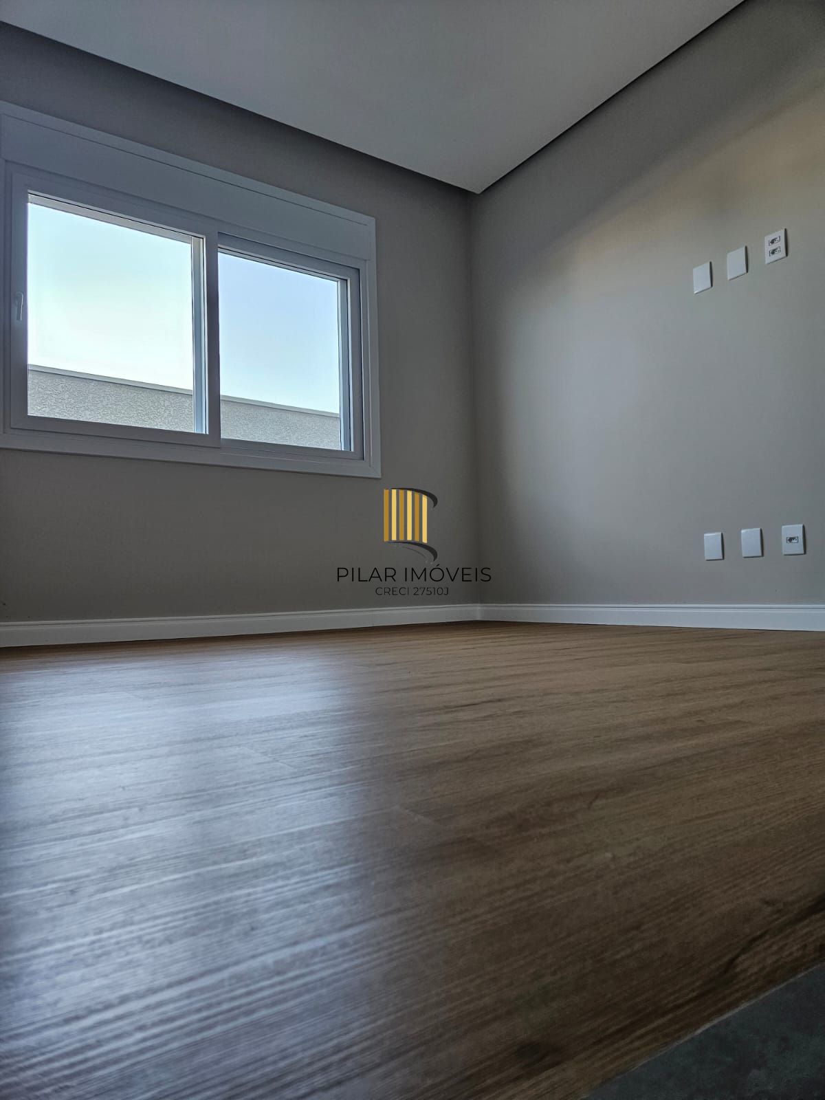 Casa em condomínio fechado com 178 m2 com 3 dormitórios sendo 1 suíte e 4 vagas.